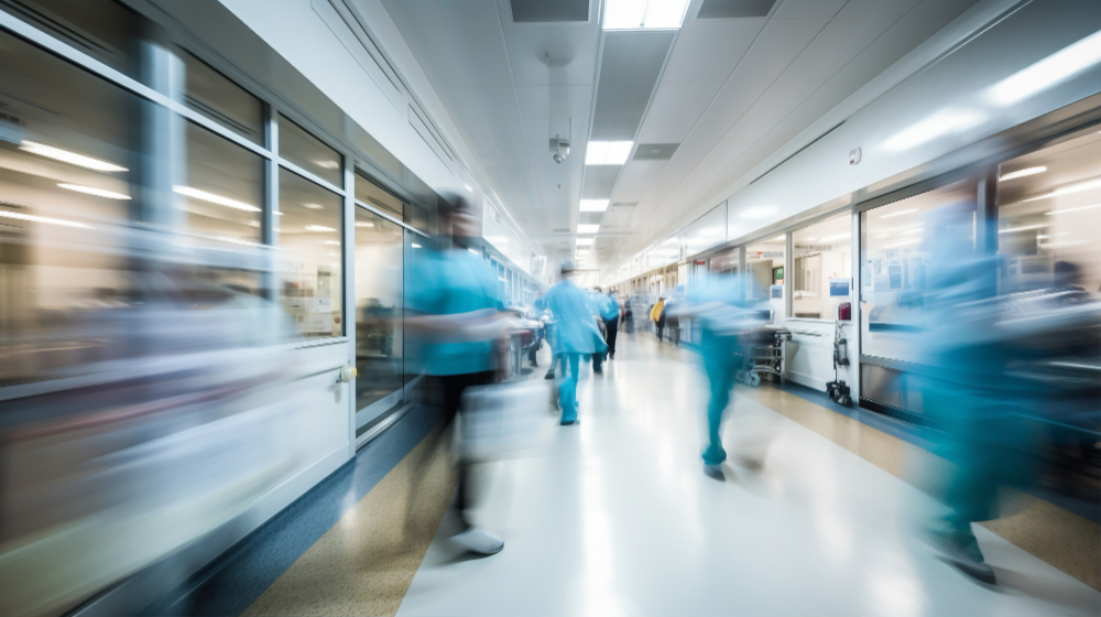 L'efficienza in una struttura sanitaria passa anche dai dati: in questa immagine è ritratto l'andirivieni frenetico di medici, infermieri, operatori e pazienti
